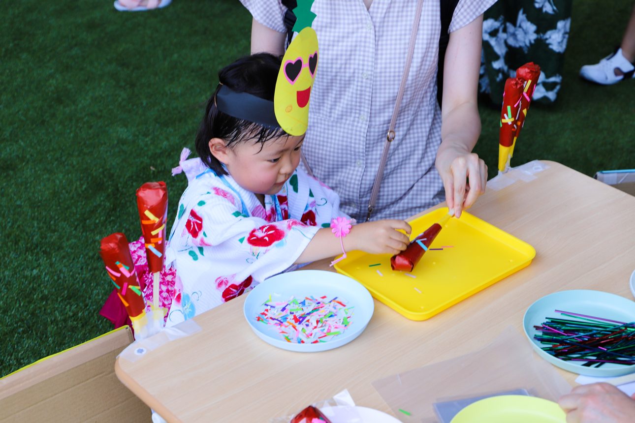 夏祭りの様子（チョコバナナづくり）