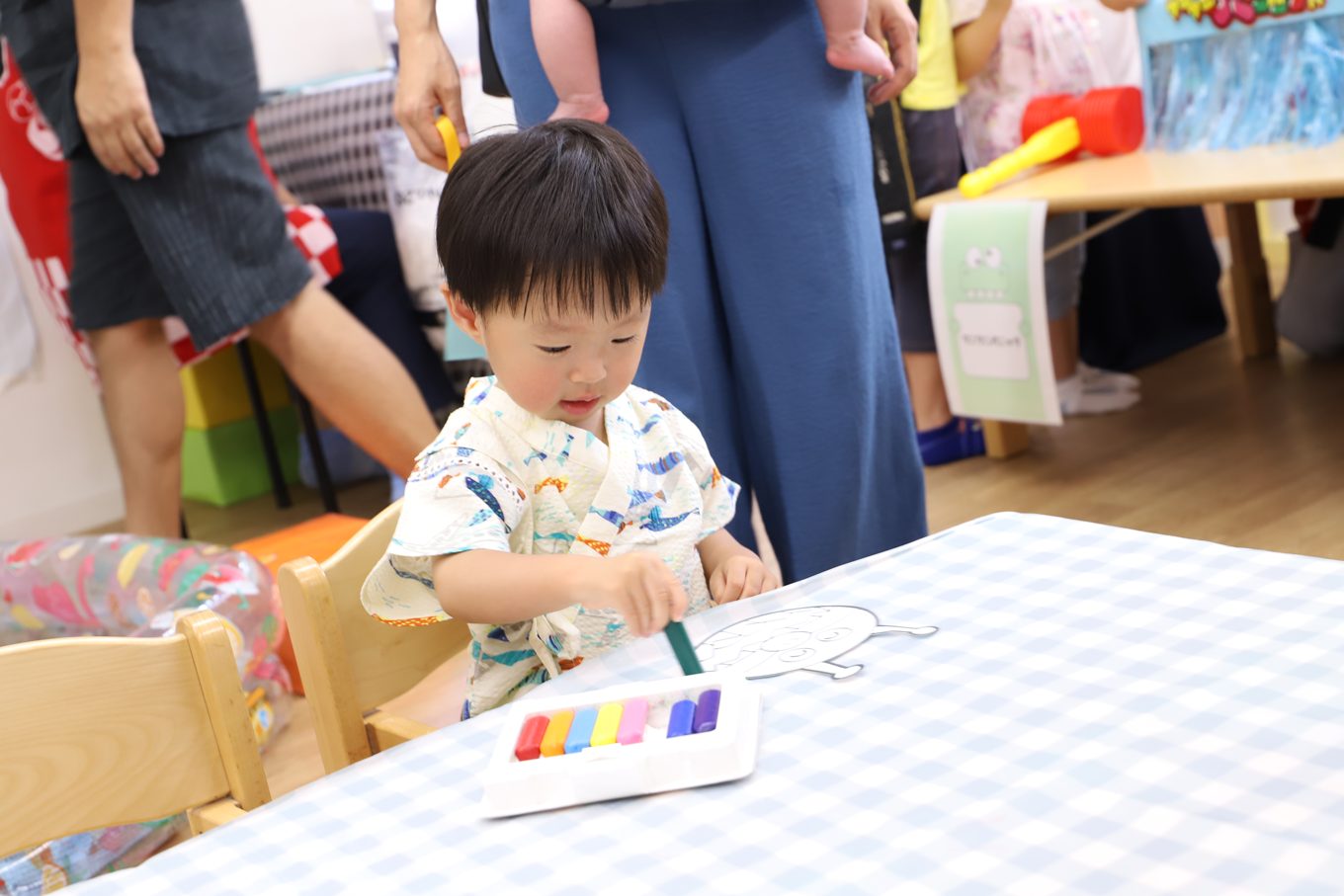 夏祭りの様子（お面作り）