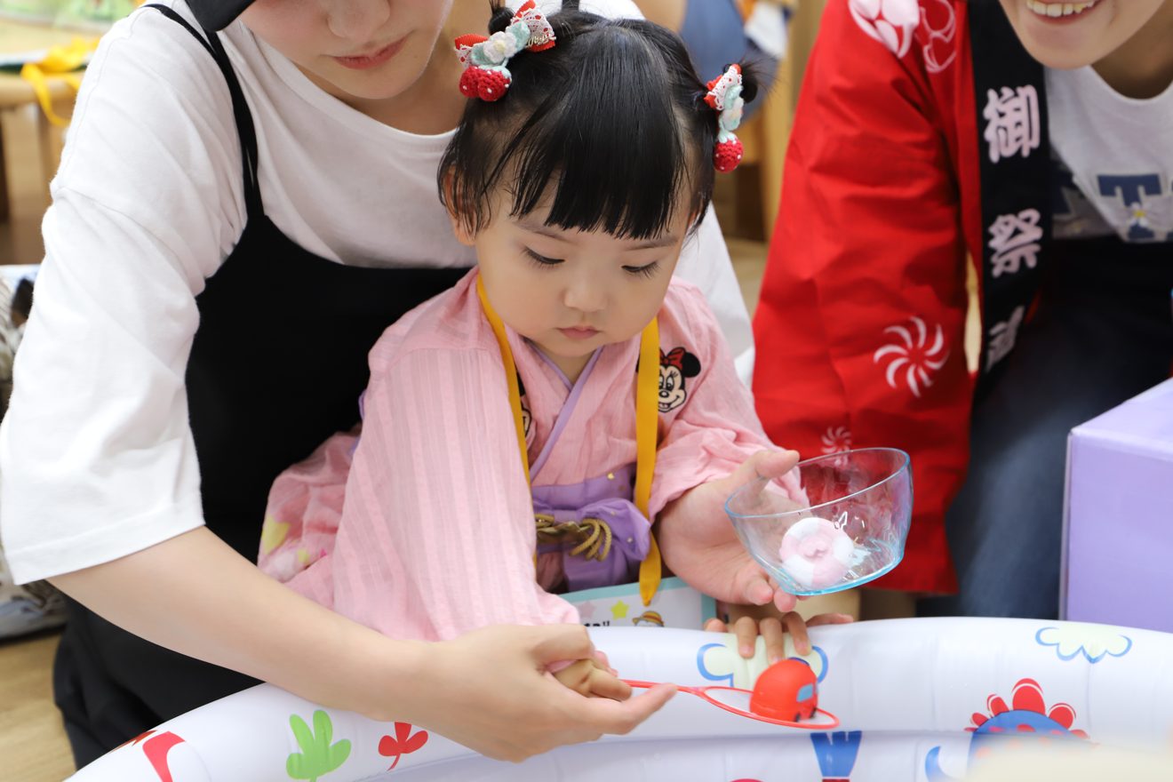 夏祭りの様子（おもちゃすくい）